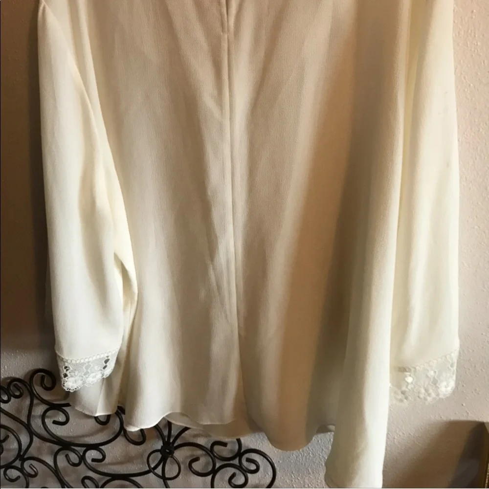 B31). Beautiful Blouse. Winter white - Picture 4 of 4